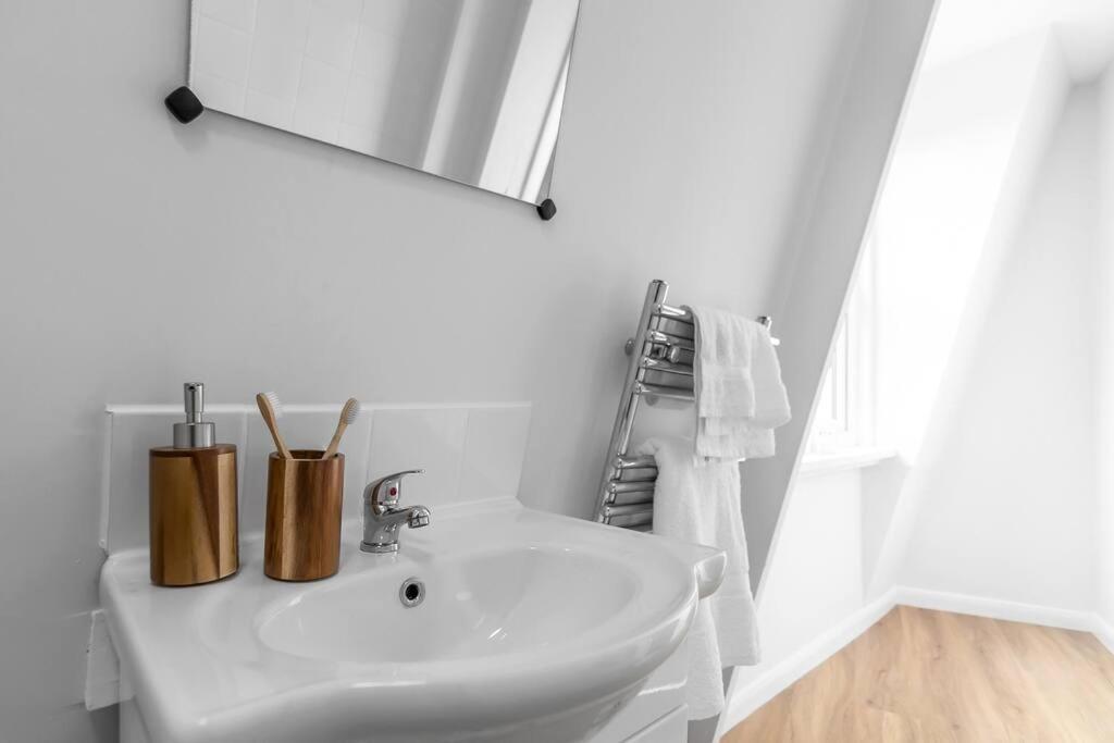 1-Bed Seaside Apartment With Parking Cromer Esterno foto