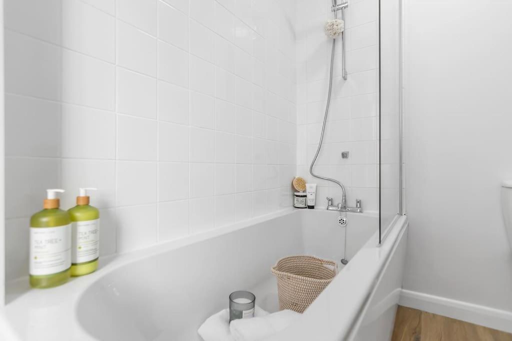 1-Bed Seaside Apartment With Parking Cromer Esterno foto