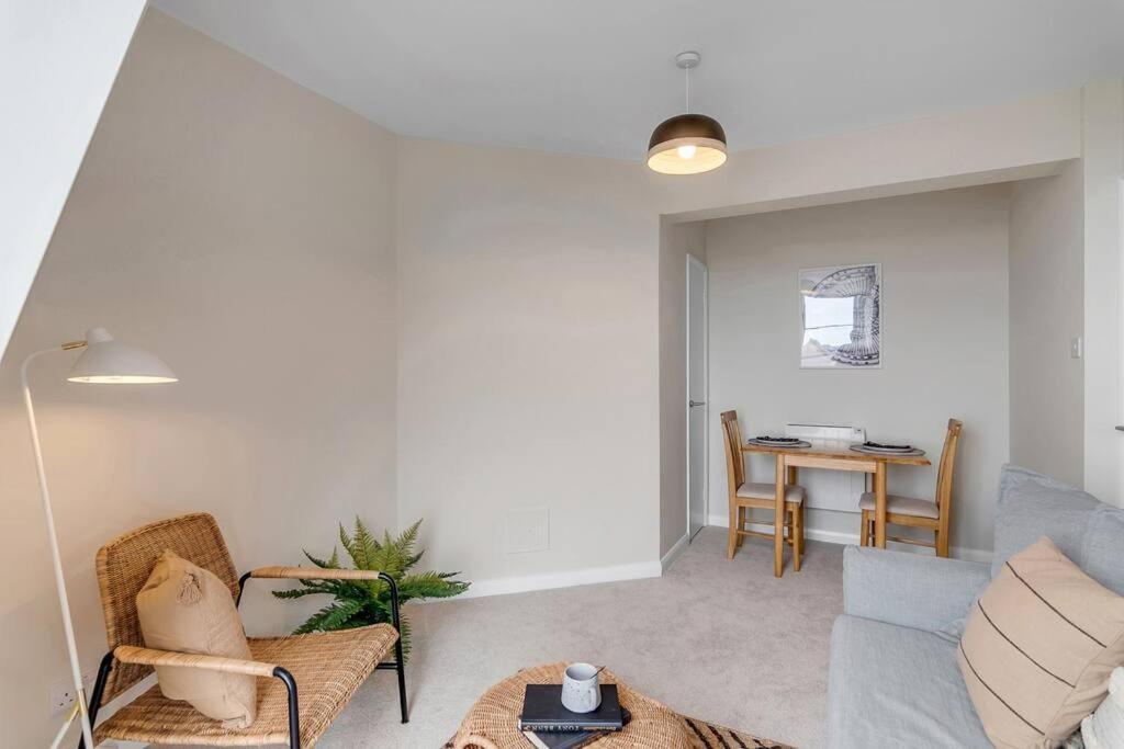 1-Bed Seaside Apartment With Parking Cromer Esterno foto