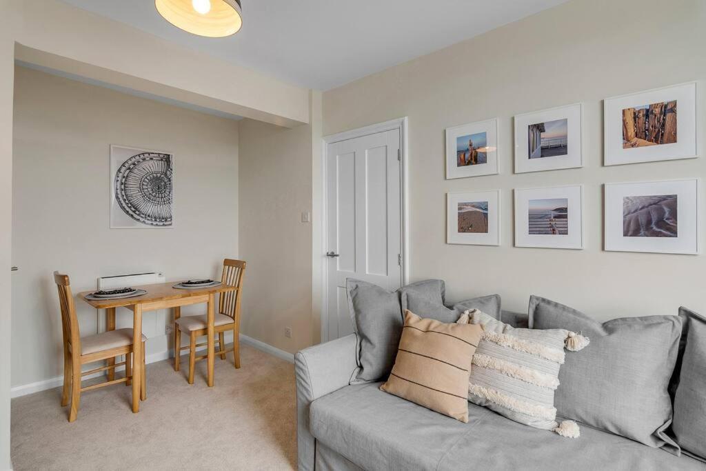 1-Bed Seaside Apartment With Parking Cromer Esterno foto