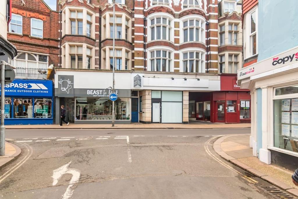1-Bed Seaside Apartment With Parking Cromer Esterno foto
